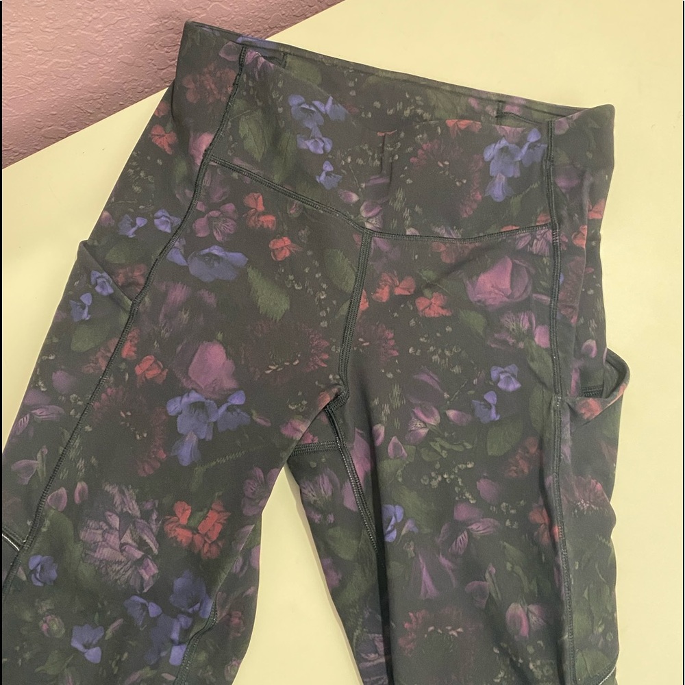 LULULEMON DARK FLORAL CAPRI LEGGINGS